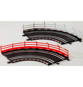 Zwei gebogene Slotcar-Schienen mit rot-weißen Leitplanken und schwarzer Fahrbahn.
