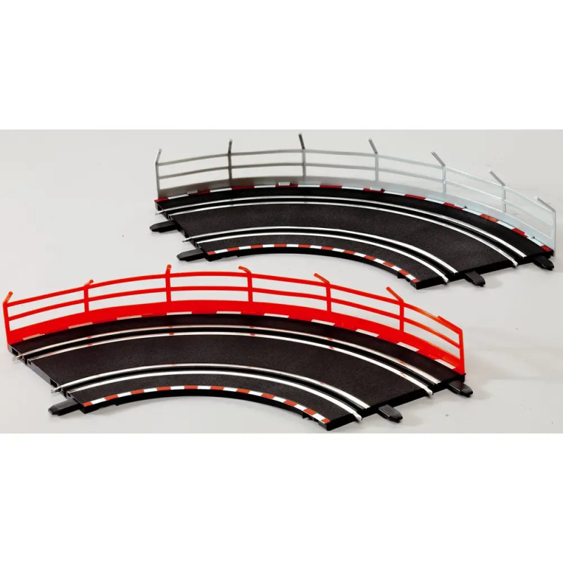 Zwei gebogene Slotcar-Schienen mit rot-weißen Leitplanken und schwarzer Fahrbahn.