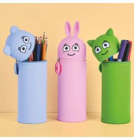 Drei bunte Federmäppchen mit Tiergesichtern (blauer Bär, rosa Hase, grüner Katze) enthalten Stifte und Kugelschreiber.