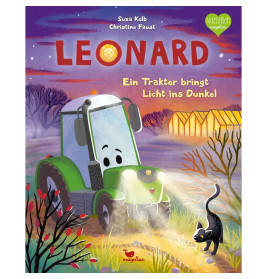 Ein grüner Traktor leuchtet bei Sonnenuntergang nahe Gewächshäusern eine neugierige Katze an.