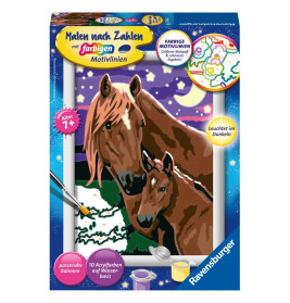 Malen-nach-Zahlen-Set mit Pferd und Fohlen vor lila-grünem Hintergrund, geeignet für Kinder ab 7 Jahren.