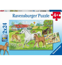 Ravensburger Puzzle 2x24 Teile: Pferde auf einem Bauernhof mit Kindern, Bäumen und roter Scheune auf der Box.