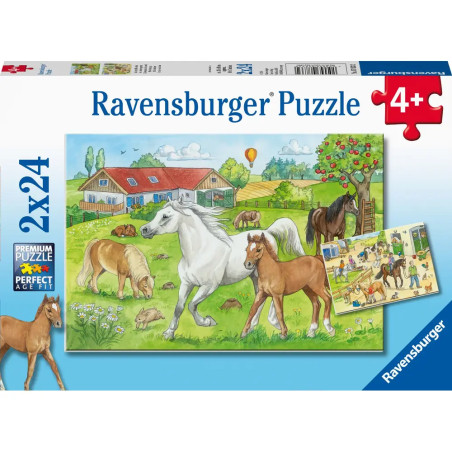 Ravensburger Puzzle 2x24 Teile: Pferde auf einem Bauernhof mit Kindern, Bäumen und roter Scheune auf der Box.