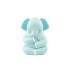 Blaue Elefantenfigur sitzt im Schneidersitz, Augen geschlossen, rosa Herz auf der Brust.