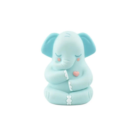 Blaue Elefantenfigur sitzt im Schneidersitz, Augen geschlossen, rosa Herz auf der Brust.