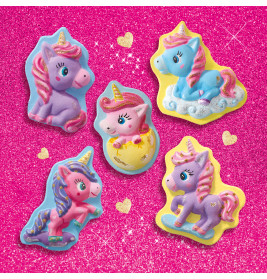 Fünf bunte Einhorn-Figuren auf glitzerndem, pinkem Hintergrund mit goldenen Herzen.