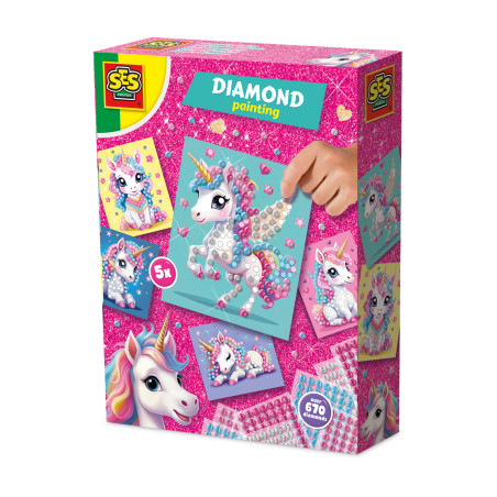 Rosa Diamond Painting Bastelset mit funkelndem Einhornmotiv und einer Hand, die ein fertiges Kunstwerk hält.