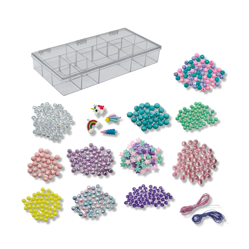 Transparente Aufbewahrungsbox mit bunten Perlen, Anhängern und Fäden in sortierten Häufchen.