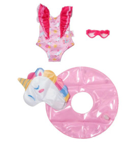 Rosa Rüschen-Badeanzug, rosa Schwimmbrille, Einhorn-Schwimmring und pinker Schwimmreifen auf weißem Hintergrund.