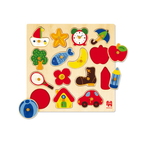 Holzpuzzlebrett mit bunten Formen wie Boot, Stern, Uhr, Apfel, Baum, Fisch und weiteren Motiven.