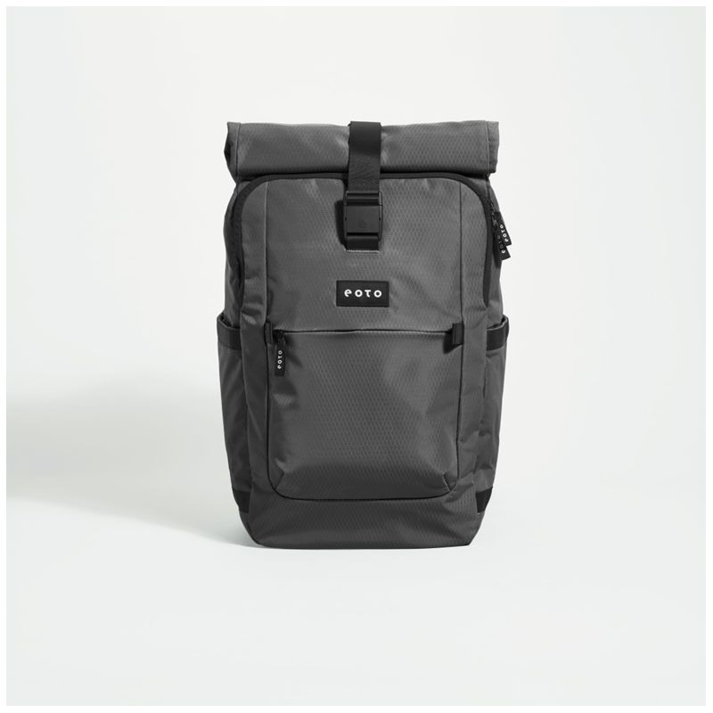 Schwarzer Rolltop-Rucksack mit Fronttasche und Seitentaschen vor weißem Hintergrund.