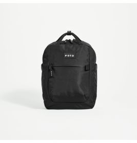 Schwarzer Rucksack mit Fronttasche und kleinem eoto-Logo vor weißem Hintergrund.