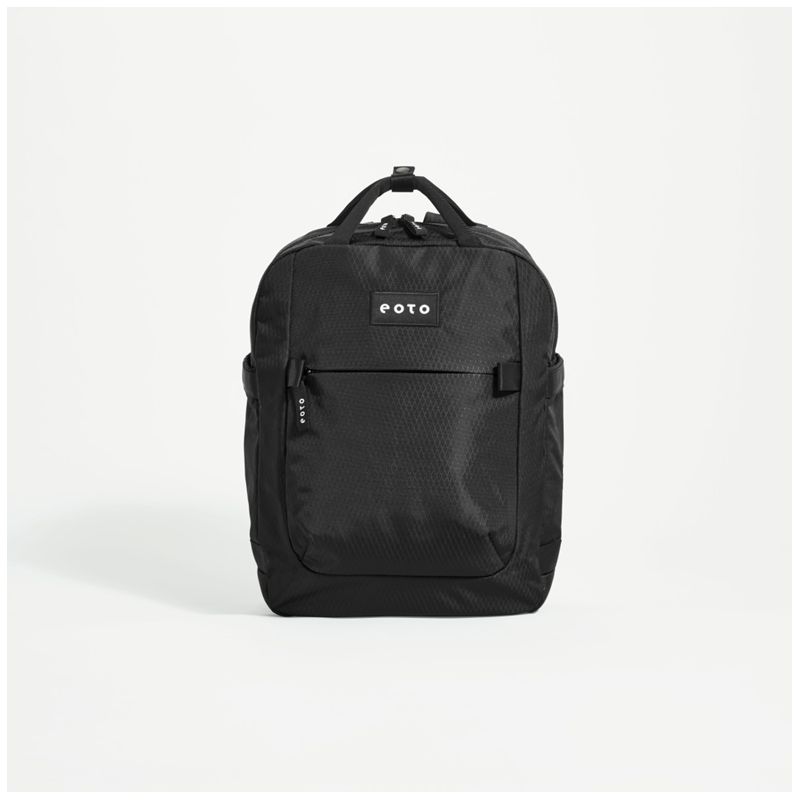 Schwarzer Rucksack mit Fronttasche und kleinem eoto-Logo vor weißem Hintergrund.