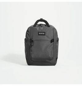 Schwarzer Rucksack mit Fronttasche und kleinem Logo auf weißem Hintergrund.