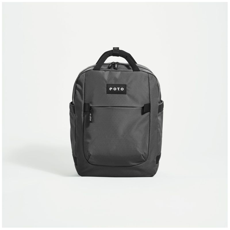 Schwarzer Rucksack mit Fronttasche und kleinem Logo auf weißem Hintergrund.