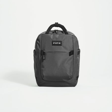 Schwarzer Rucksack mit Fronttasche und kleinem Logo auf weißem Hintergrund.