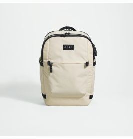 Beiger Rucksack mit schwarzen Reißverschlüssen und COTO-Label vorne, vor weißem Hintergrund fotografiert.