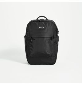 Schwarzer Rucksack mit Tragegriff und Fronttasche mit Reißverschluss vor weißem Hintergrund.