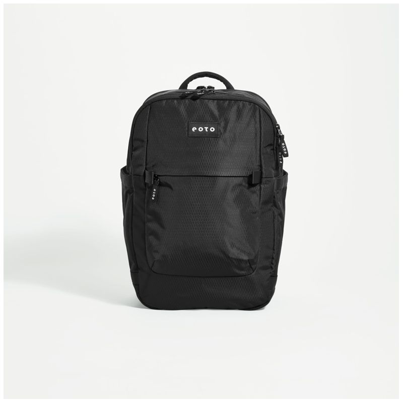 Schwarzer Rucksack mit Tragegriff und Fronttasche mit Reißverschluss vor weißem Hintergrund.