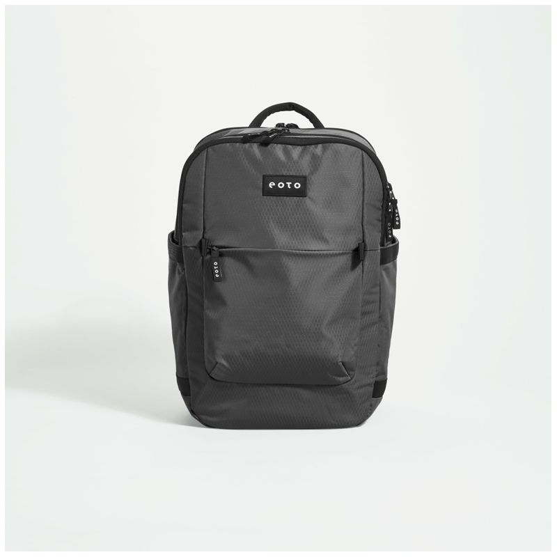 Schwarzer Rucksack mit Tragegriff und Frontreißverschluss vor weißem Hintergrund.