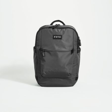 Schwarzer Rucksack mit Tragegriff und Frontreißverschluss vor weißem Hintergrund.