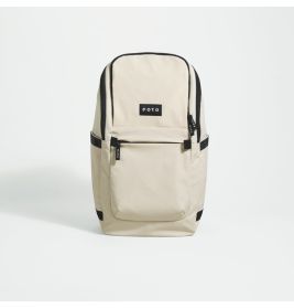 Beiger Rucksack mit schwarzen Reißverschlüssen und Fronttasche vor weißem Hintergrund.