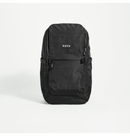 Schwarzer Rucksack mit Fronttasche und kleinem FOTO-Logo vor weißem Hintergrund.