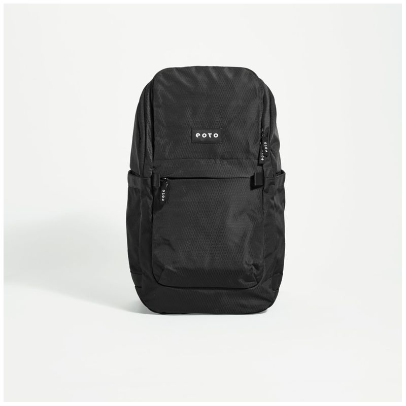 Schwarzer Rucksack mit Fronttasche und kleinem FOTO-Logo vor weißem Hintergrund.