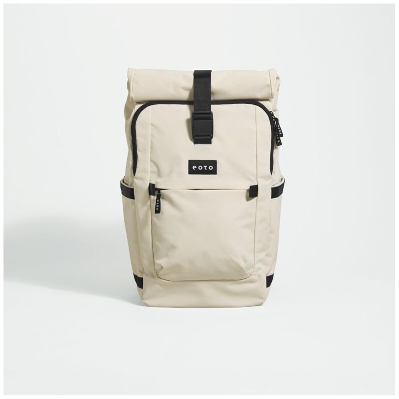 Beiger Rucksack mit schwarzen Akzenten und Fronttasche vor weißem Hintergrund.