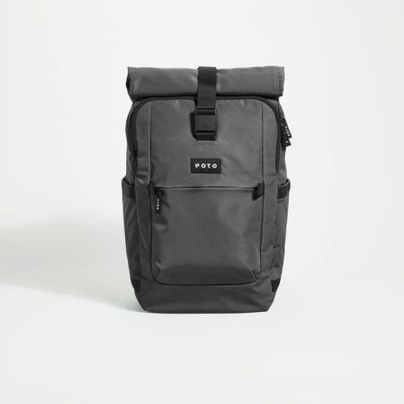 Schwarzer Rolltop-Rucksack mit Seiten- und Fronttasche auf weißem Hintergrund.