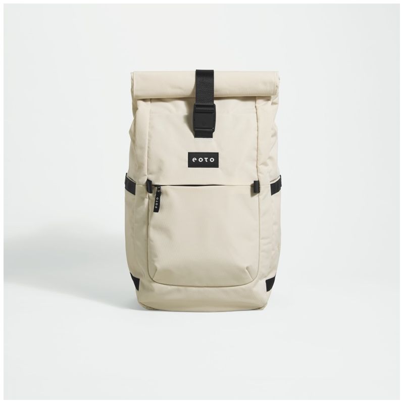 Beiger Rolltop-Rucksack mit Fronttasche, schwarzen Akzenten und eoto-Label auf der Vorderseite.