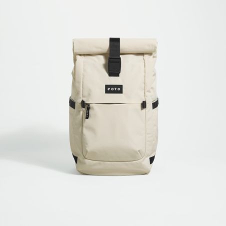 Beiger Rolltop-Rucksack mit Fronttasche, schwarzen Akzenten und eoto-Label auf der Vorderseite.