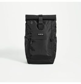 Schwarzer Rolltop-Rucksack mit Fronttasche und Coto-Logo, stehend auf weißem Hintergrund.
