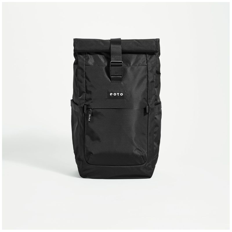 Schwarzer Rolltop-Rucksack mit Fronttasche und Coto-Logo, stehend auf weißem Hintergrund.
