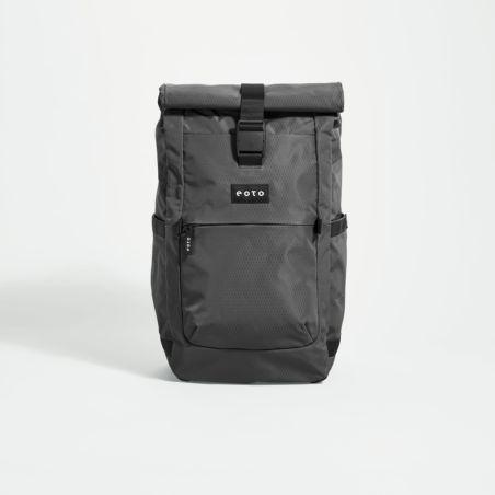Schwarzer Rolltop-Rucksack mit Frontreißverschluss und COTO-Logo auf der Vorderseite.