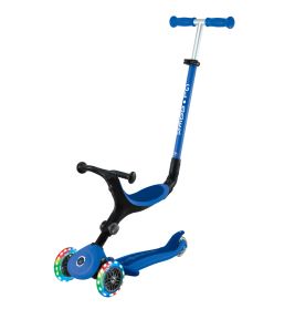 Blauer Dreiradroller mit Sitz, T-Lenker und mehrfarbigen LED-Leuchten an den Vorderrädern.