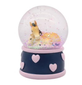 Einhorn-Schneekugel mit blau-rosa Herzsockel und Glitzer im Glaskuppel.