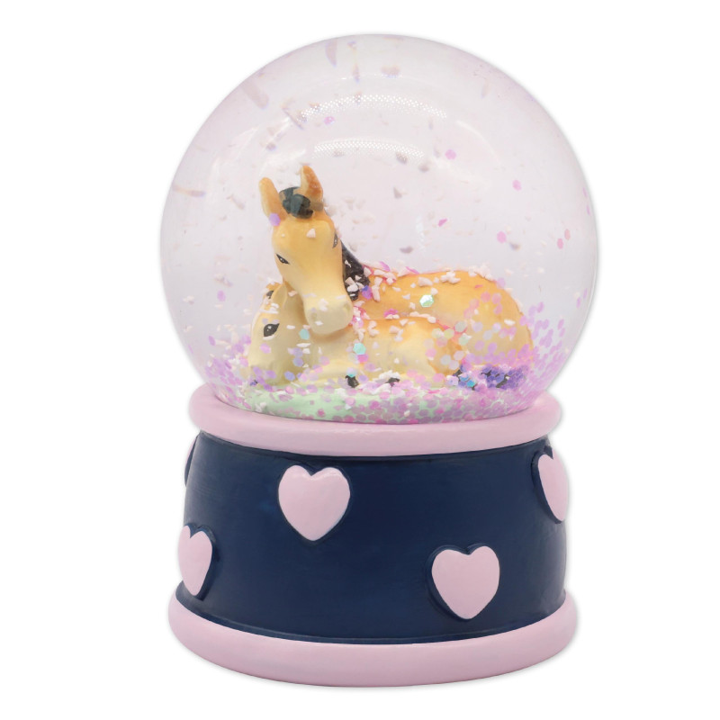 Einhorn-Schneekugel mit blau-rosa Herzsockel und Glitzer im Glaskuppel.