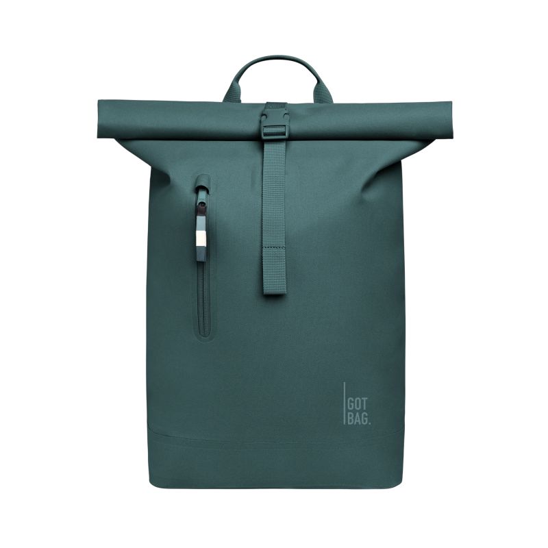 Dunkelgrüner Rolltop-Rucksack mit Frontreißverschlusstasche und Tragegriff vor weißem Hintergrund. Dunkelgrüner Rolltop-Rucksack mit Frontreißverschlusstasche und Tragegriff vor weißem Hintergrund.