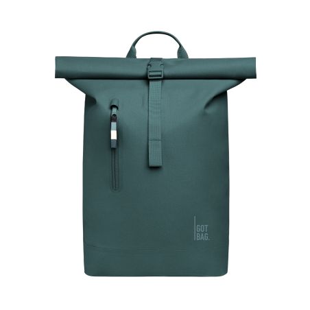 Dunkelgrüner Rolltop-Rucksack mit Frontreißverschlusstasche und Tragegriff vor weißem Hintergrund.