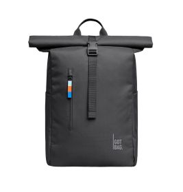 Schwarzer Rolltop-Rucksack mit Frontreißverschlusstasche und kleinem, buntem Etikett am Reißverschluss.