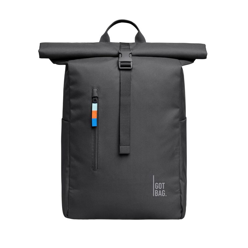 Schwarzer Rolltop-Rucksack mit Frontreißverschlusstasche und kleinem, buntem Etikett am Reißverschluss.