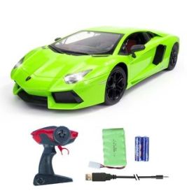 Leuchtgrünes ferngesteuertes Sportauto mit schwarzen Rädern, Fernbedienung, Akku und Ladezubehör abgebildet.