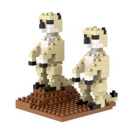 Zwei Erdmännchen aus hellbraunen, braunen und schwarzen Bausteinen stehen auf einer braunen Grundplatte.