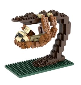 Lego-Steine ergeben einen Faultier, der an einem Ast über einer grünen Grundplatte hängt.