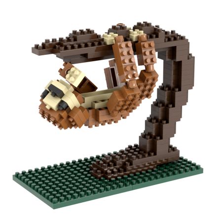 Lego-Steine ergeben einen Faultier, der an einem Ast über einer grünen Grundplatte hängt.