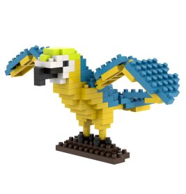 Bunte Legosteine bilden einen Papagei mit ausgebreiteten Flügeln auf brauner Basis.