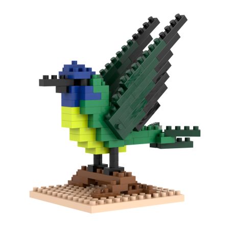 Ein bunter Kolibri aus Spielbausteinen steht auf einer braunen Basis.