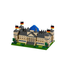 LEGO-Modell eines historischen Gebäudes mit deutschen Flaggen und blauer Kuppel, platziert auf grünem Sockel.