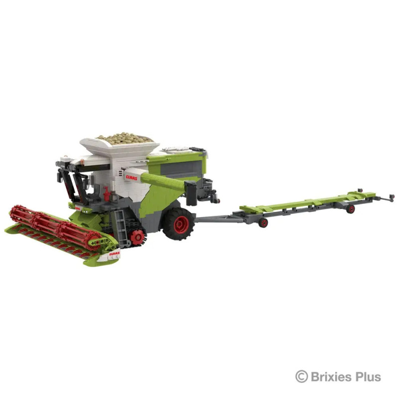 Lego-Modell eines grünen und roten Mähdreschers mit abnehmbarem Anhänger vor weißem Hintergrund.